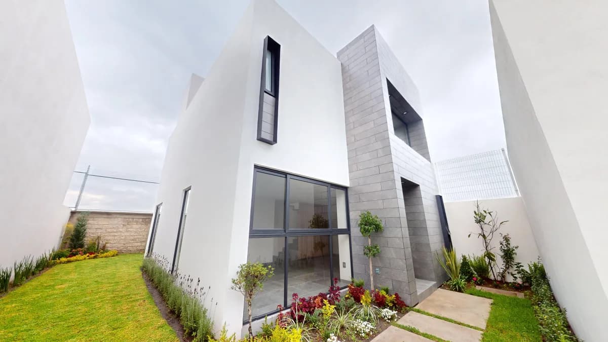 Modelo Jade 2 en Esmeralda Olmos visto desde el jardín privado, con ventanal en planta baja
