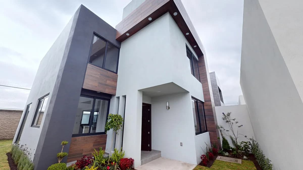 Fachada del modelo Mónaco 2 en Esmeralda Olmos, casa de dos niveles con acabado de madera