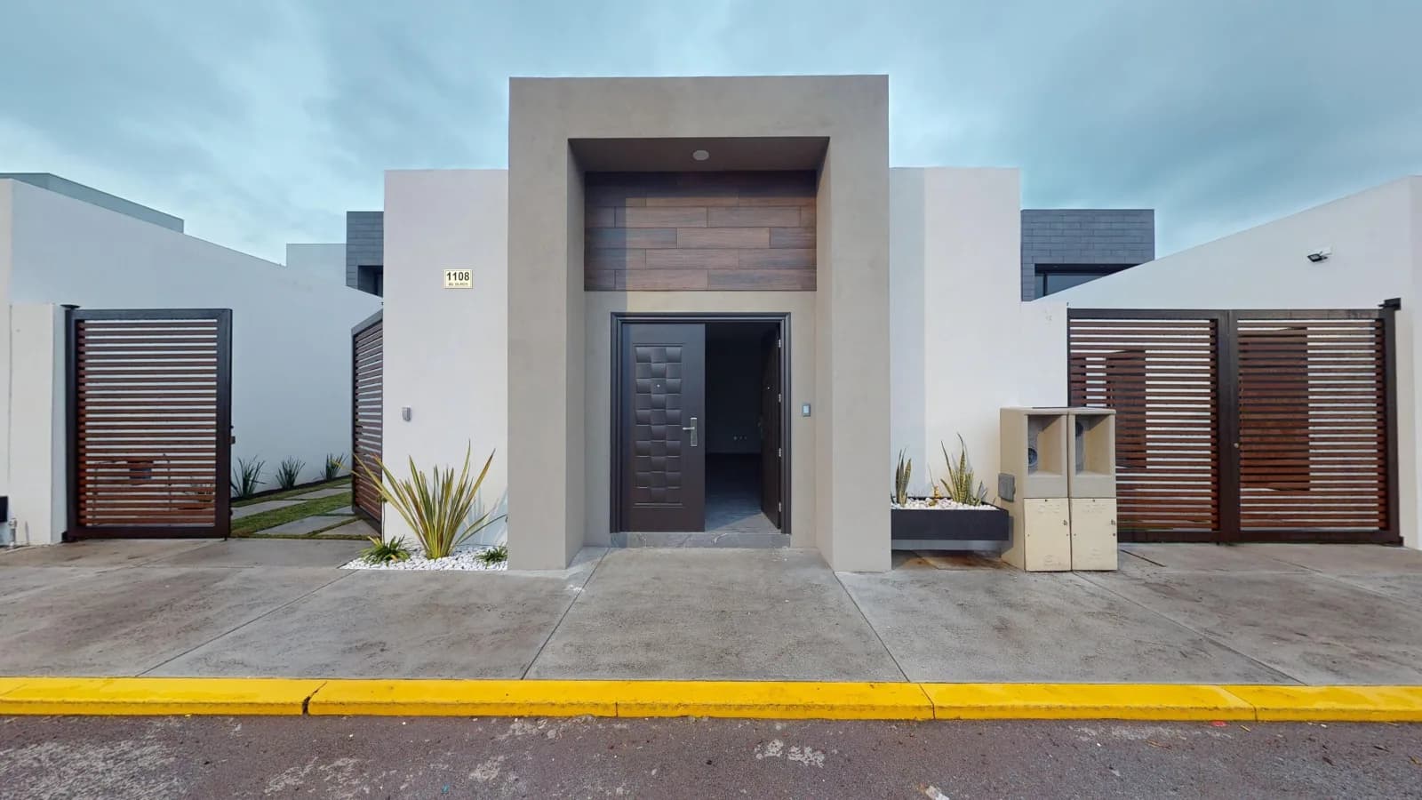 Frente de una casa en Esmeralda Olmos, San Mateo Atenco, con portón propio y local comercial