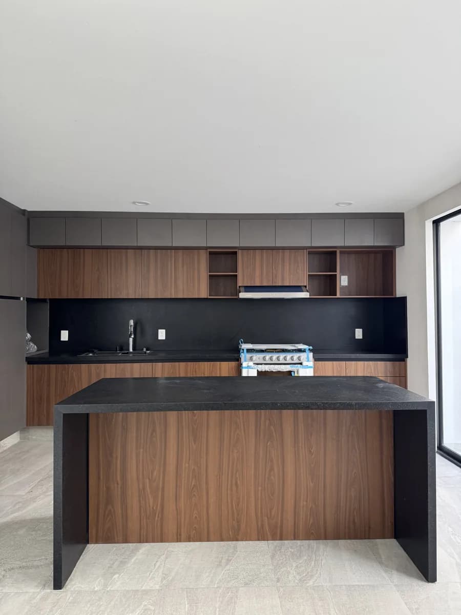 Cocina con isla y cubierta de granito del modelo Vita en Puerta Metepec