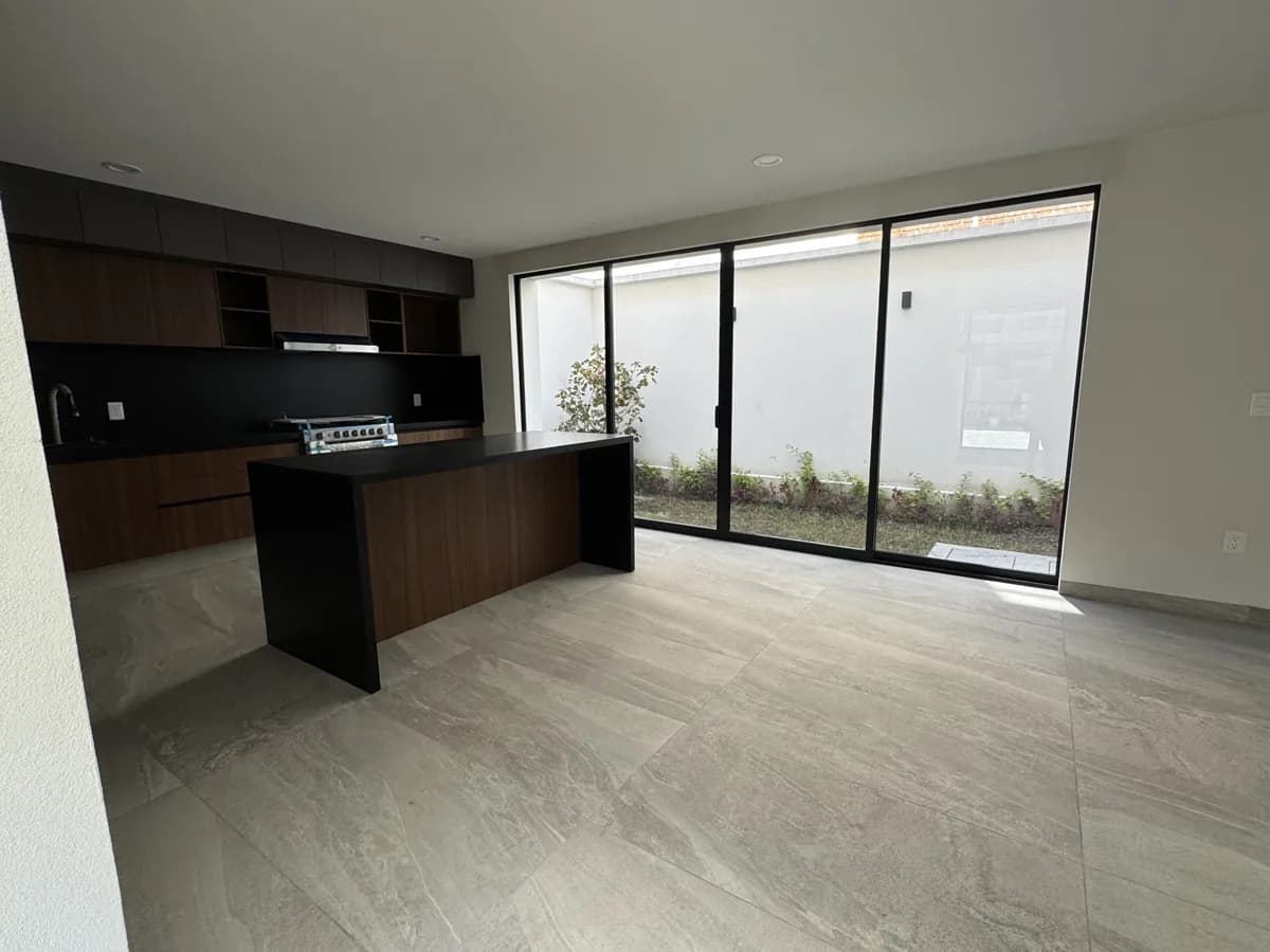 Estancia y cocina integradas del modelo Vita en Puerta Metepec