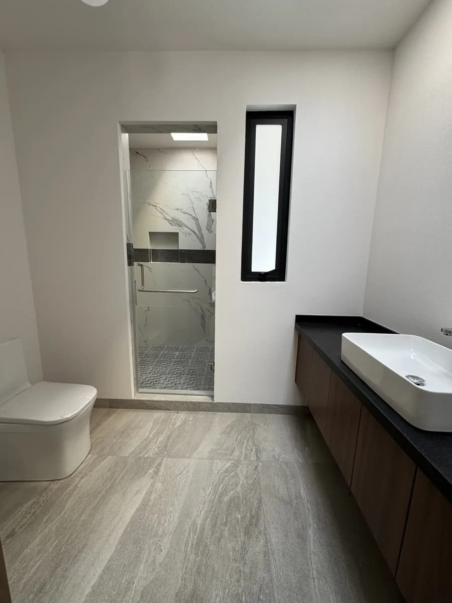 Baño de la recámara principal del modelo Aqua