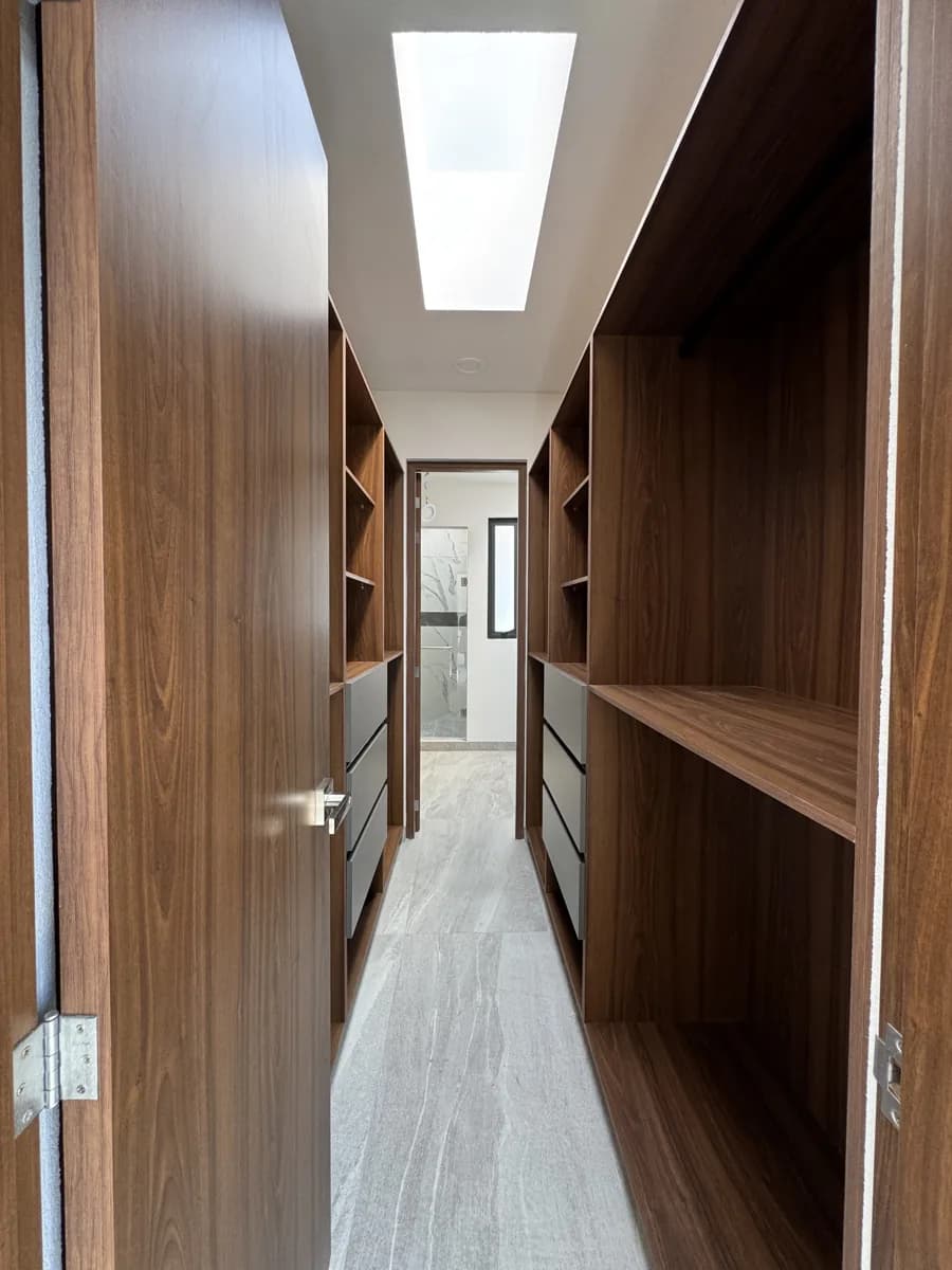 Vestidor de la recámara principal del modelo Aqua