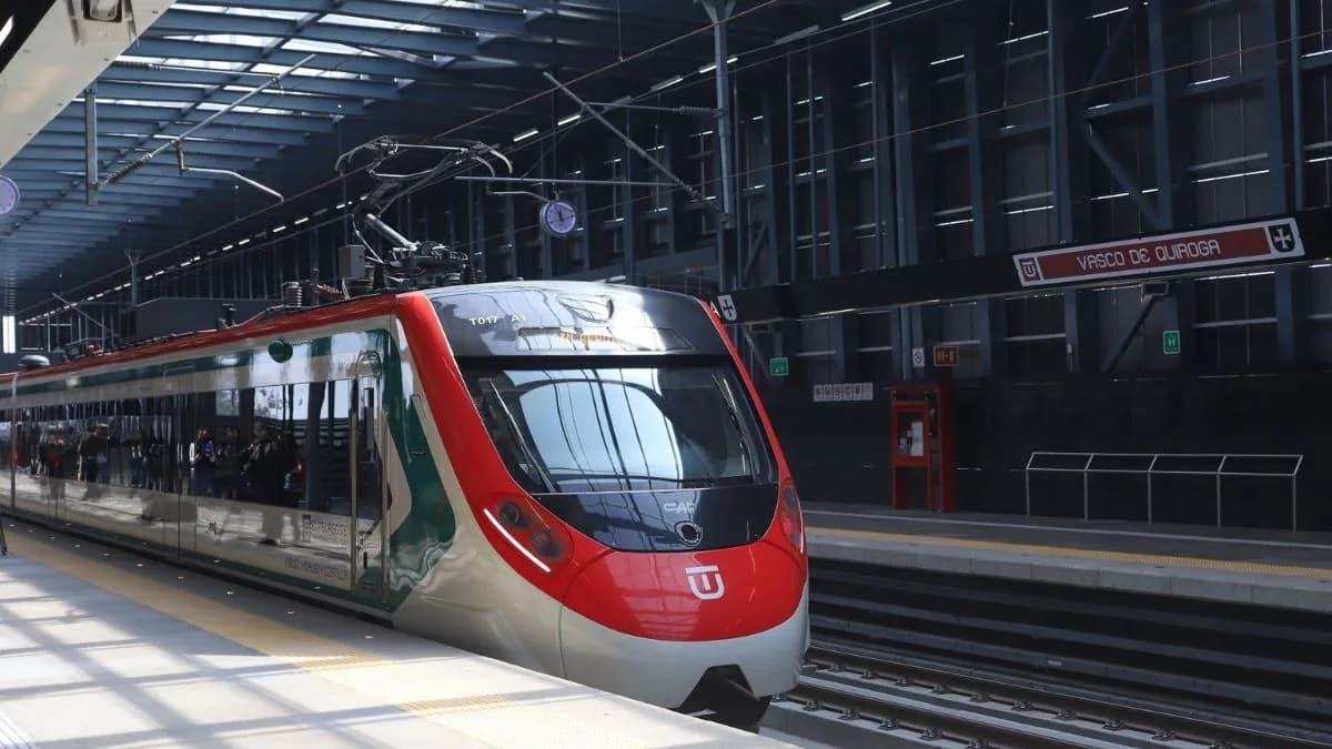 Tren El Insurgente detenido en el andén de la estación Vasco de Quiroga, en el corredor Santa Fe