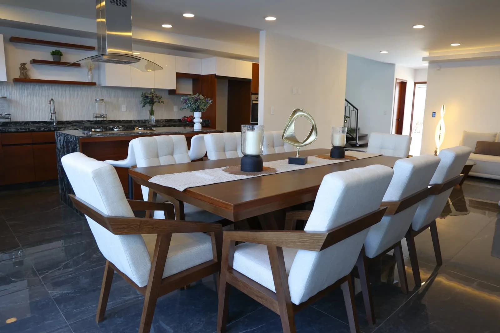 Comedor abierto a la cocina con piso de porcelanato oscuro