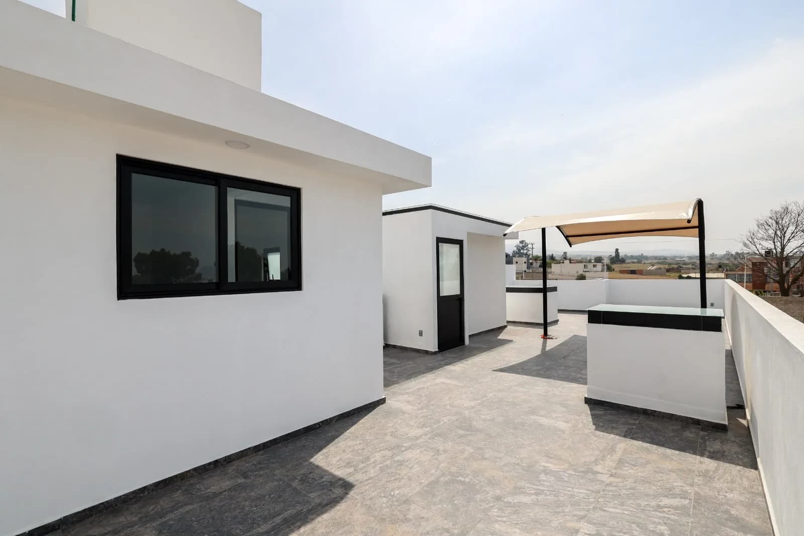 Terraza en el tercer nivel con vista abierta