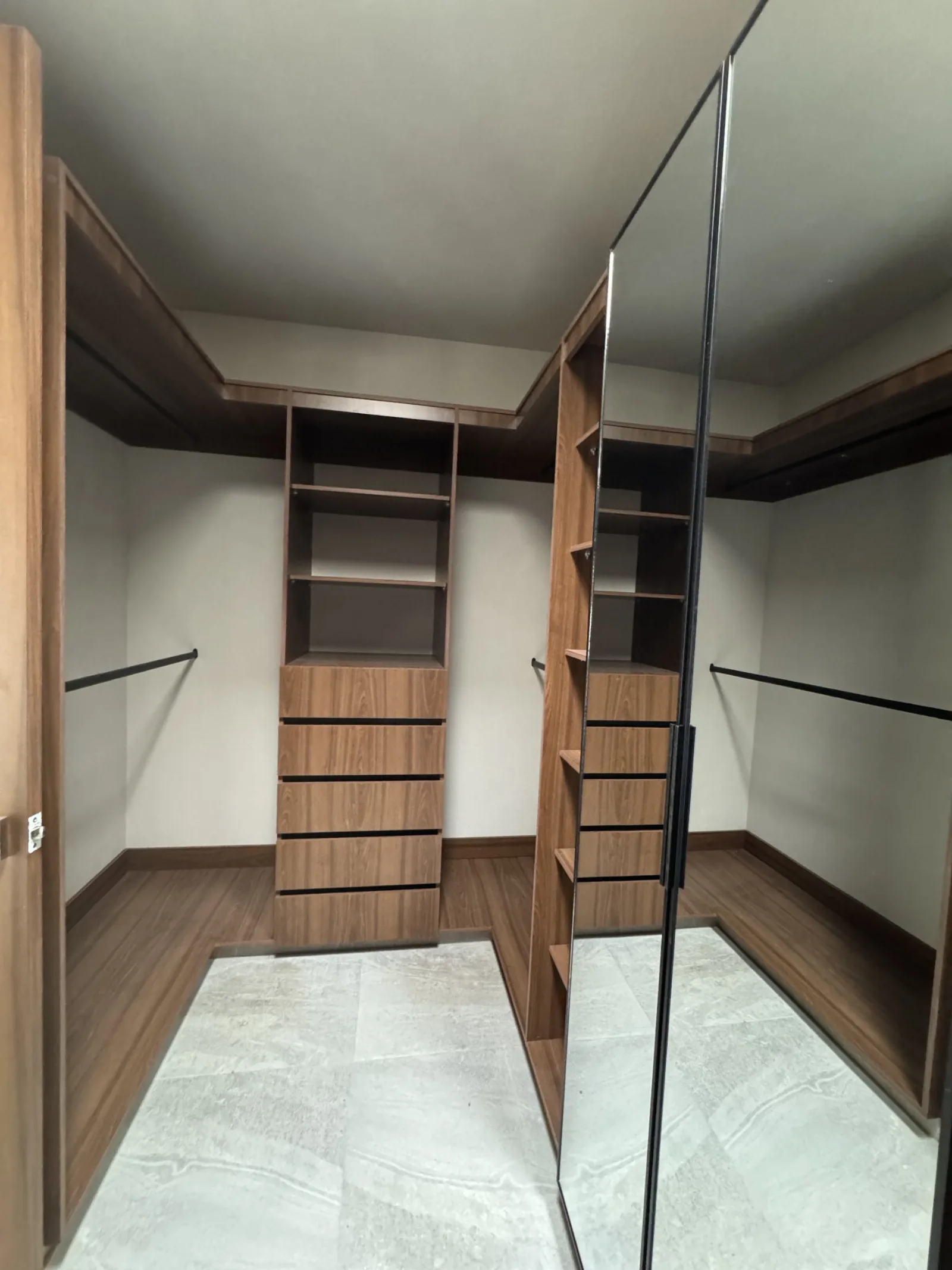 Vestidor con carpintería de madera en la recámara principal
