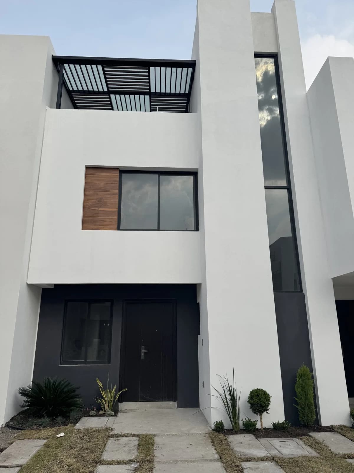 Fachada del modelo Aitana en Esmeralda Residencial 14, casa de tres niveles con terraza en el último piso