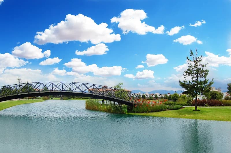 Lago y áreas verdes en un desarrollo residencial de Metepec